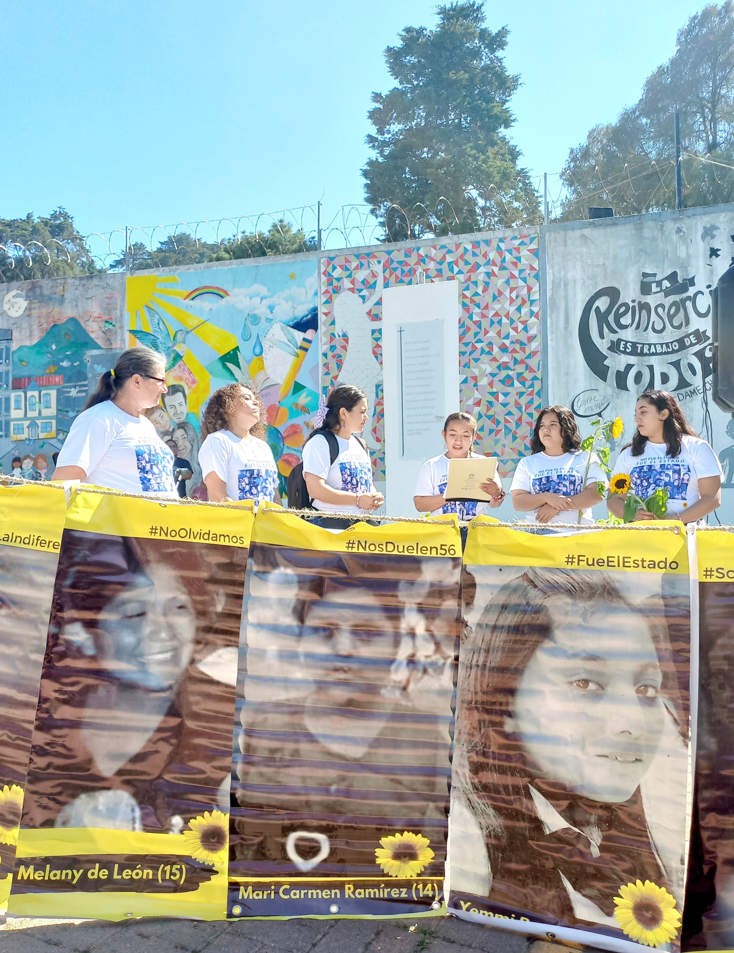  Sobrevivientes a la tragedia, madres y colectivas leen un comunicado en las afueras del hogar seguro Virgen de la Asunción, a 7 años de lo ocurrido. Foto: Violeta Cetino 